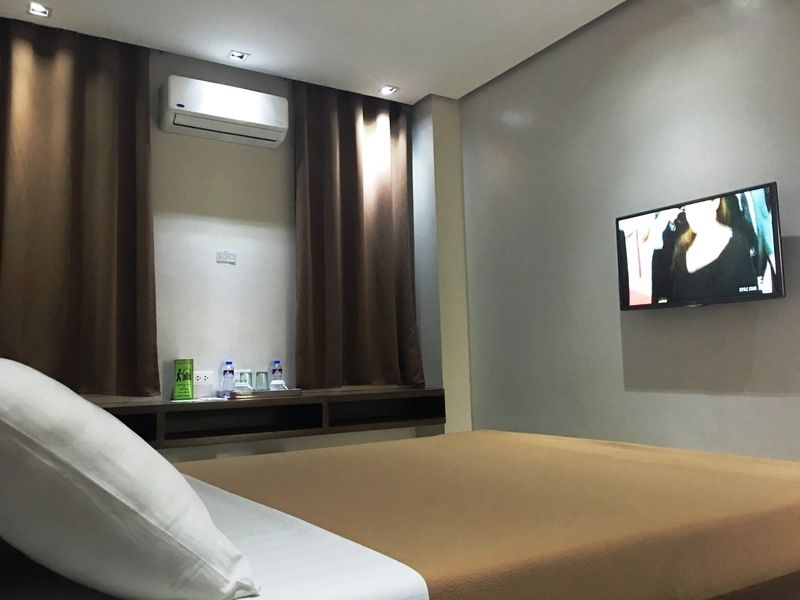 West Makati Hotel Makati City Exteriör bild